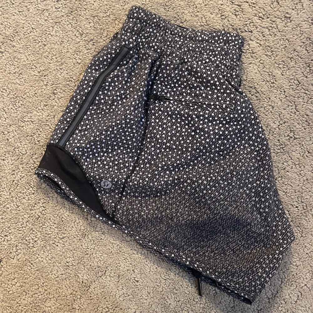 Lululemon reflective polka dot Hottie hot short - Picture 4 of 5